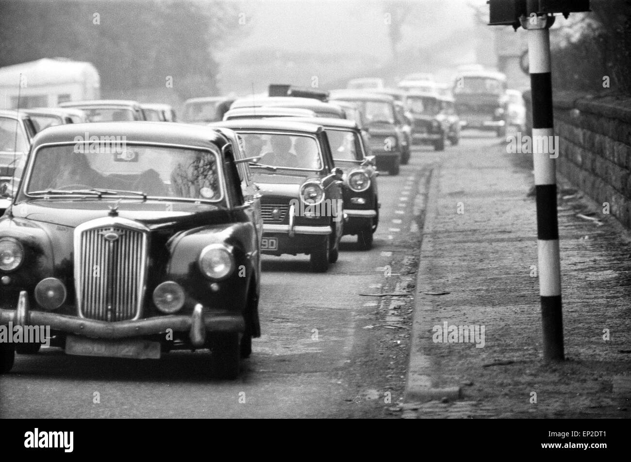 Una vista dal marciapiede come il traffico è costruito lungo la A556 verso Manchester, come il traffico si riversa a casa dal Galles del Nord dopo una sfrigolante Pasqua lunedì festivo. Il 7 aprile 1969. Foto Stock