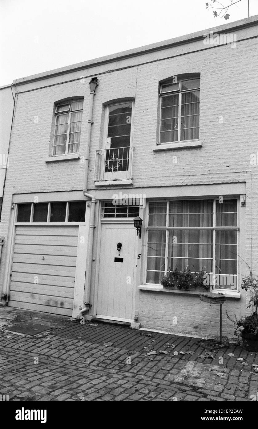 Sandra Rivett omicidio Novembre 1974. Il mews home nella parte posteriore (di 46 Lower Belgrave Street) in fila Eaton, in cui Lord Lucan vissuto. Richard John Bingham, 7° Conte di Lucan, conosciuto popolarmente come il Signore Lucan, era un peer britannica, che sono scomparsi nelle prime ore del 8 novembre 1974, dopo l omicidio di Sandra Rivett, dei suoi bambini nanny, la sera precedente. Non vi è stata verificata l'avvistamento di lui da allora. Il 19 giugno 1975, un' inchiesta giuria nominata Lucan come l'assassino di Sandra Rivett. Egli era presunto defunto nelle camere il 11 dicembre 1992 e dichiarato legalmente morto in ottobre 1999. Foto Stock