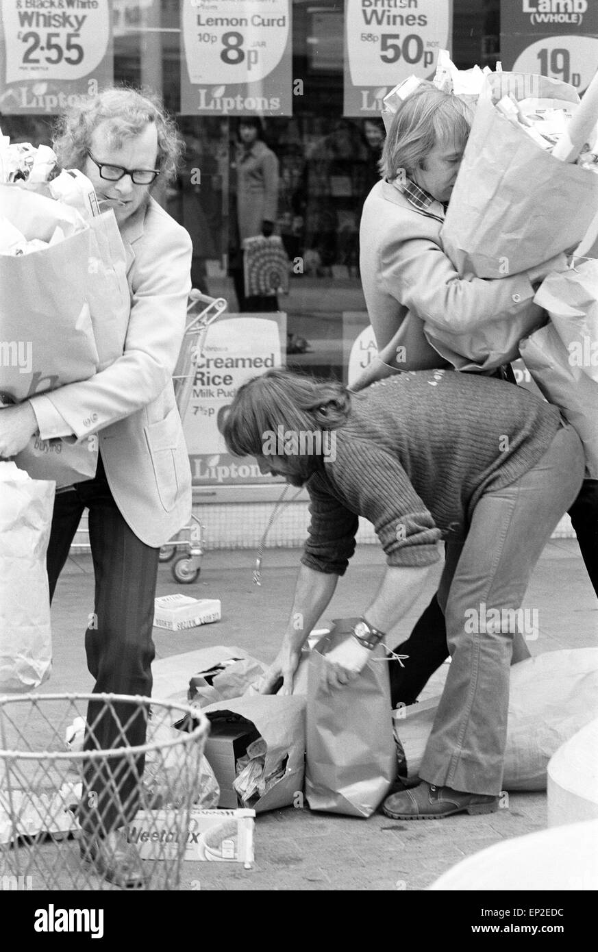 Il goodies, catturare una sequenza per la nuova BBC programma 'Dproprio a massa', raffigurato al di fuori di Shepherds Bush Shopping, sabato 13 maggio 1972. Il Trio Goodies sono Tim Brooke-Taylor, Graeme Garden & Bill Oddie. La sequenza è di dimostrare i mali di overpackaging presso supermercati. Foto Stock