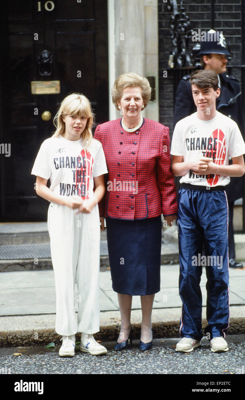 Margaret Thatcher PM, photocall con coltivatori di fondo Melanie Pickersgill e James Murphy, per promuovere lo sport aiuti 88, nella foto insieme al di fuori 10 Downing Street, Londra, 7 agosto 1987. Foto Stock