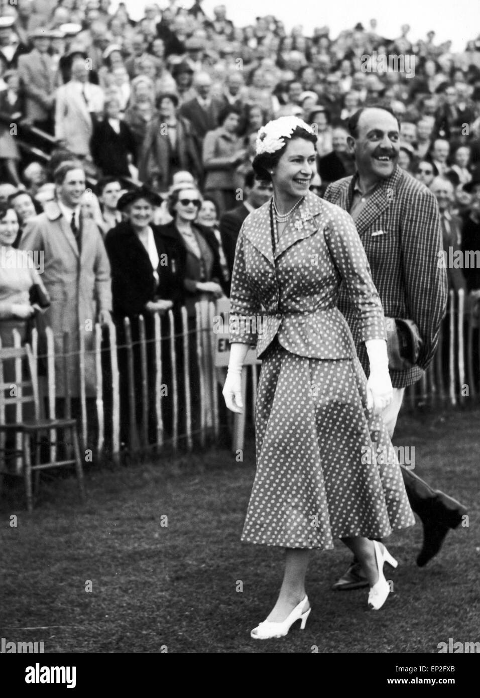 Sua Maestà la Regina Elisabetta II sorride dopo aver effettuato una presentazione all'Argentina polo team a Cowdray Park. Il 21 giugno 1953. Foto Stock