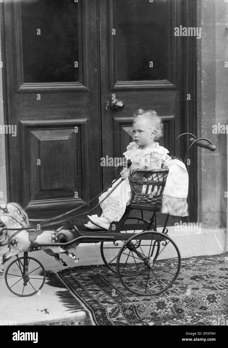 Re Giorgio VI come un bambino godendo di un giro in un cavallo e buggy. Foto Stock