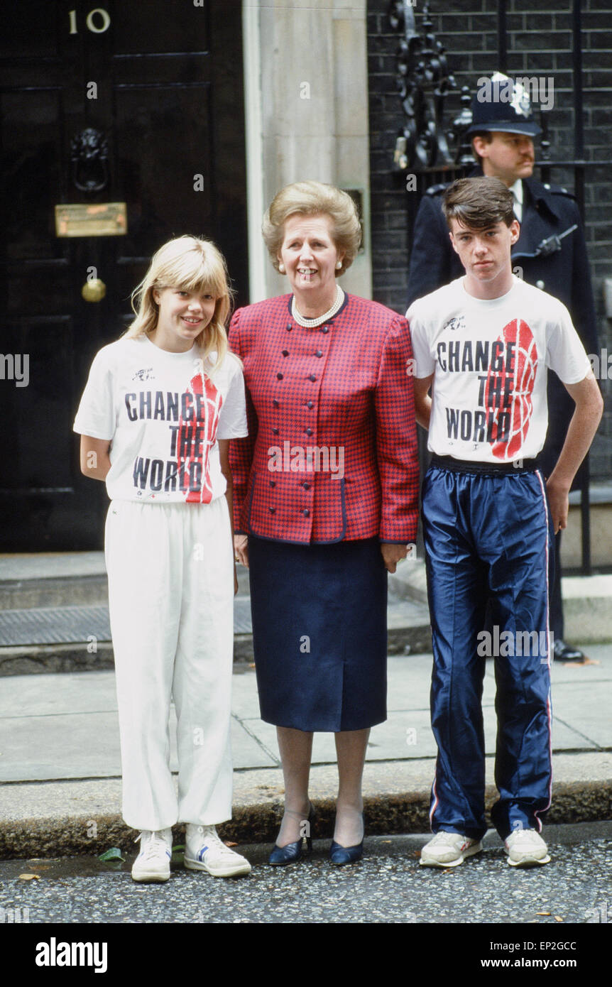 Margaret Thatcher PM, photocall con coltivatori di fondo Melanie Pickersgill e James Murphy, per promuovere lo sport aiuti 88, nella foto insieme al di fuori 10 Downing Street, Londra, 7 agosto 1987. Foto Stock