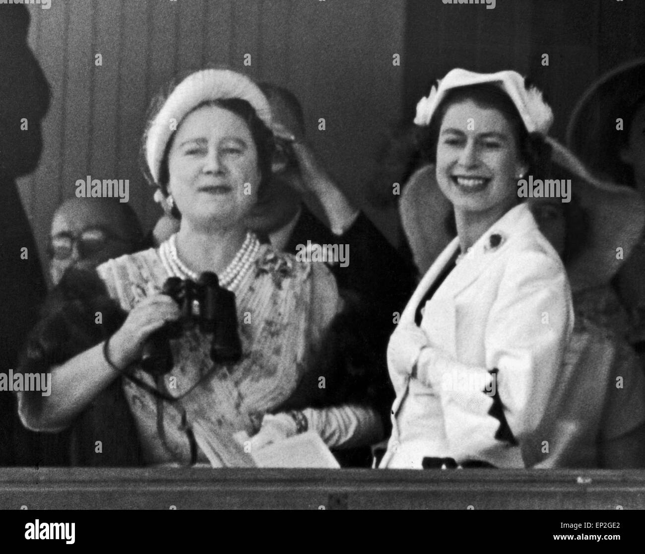 Sua Maestà la Regina Elisabetta II guarda le corse ippiche dal Royal Box a Ascot. Il 18 giugno 1953. Foto Stock