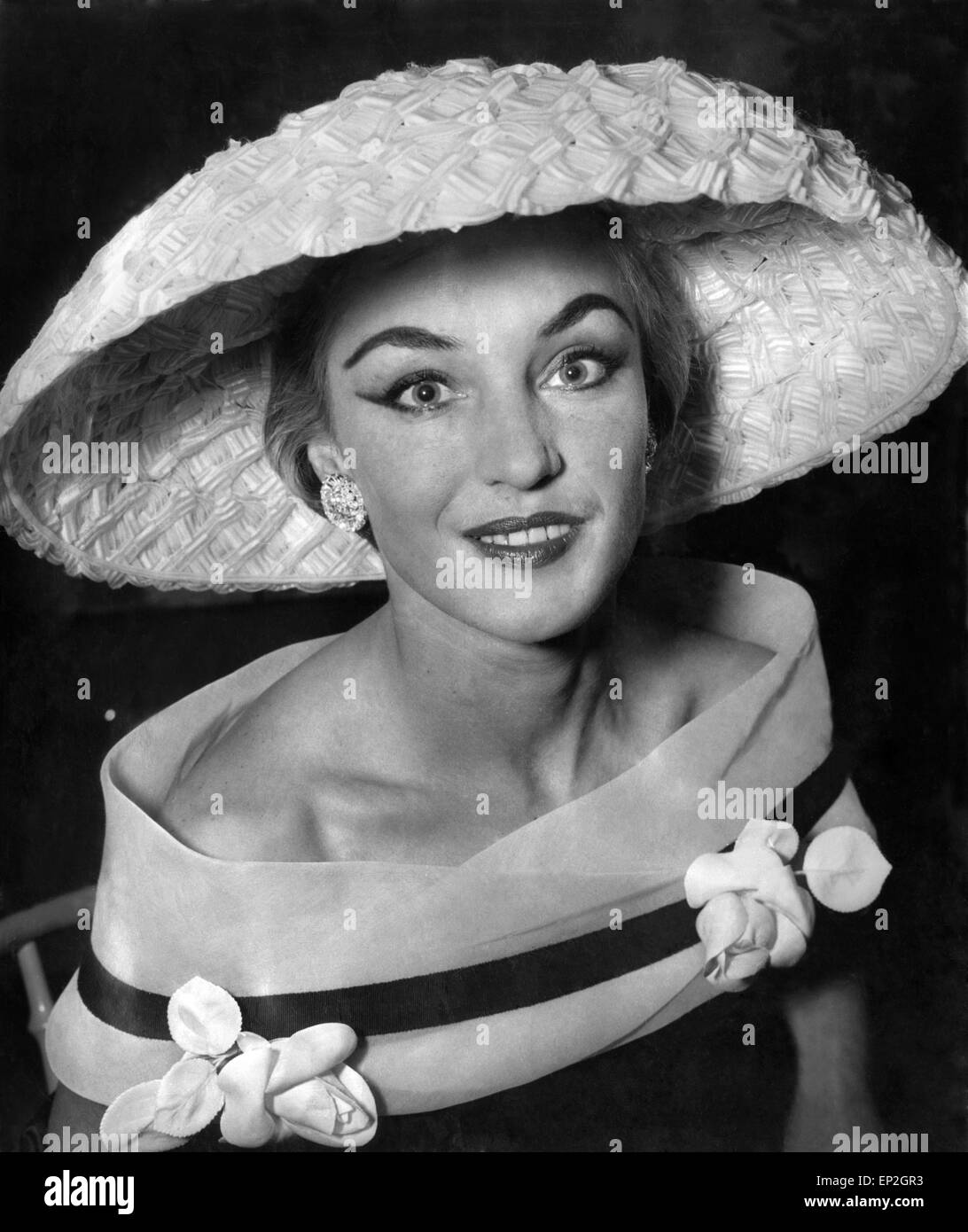 Clothing-Fashion: Cappelli: Grande crinolina di Bianca Cappello di paglia indossato con fissue di organze bianco collare. Gennaio 1957 Foto Stock