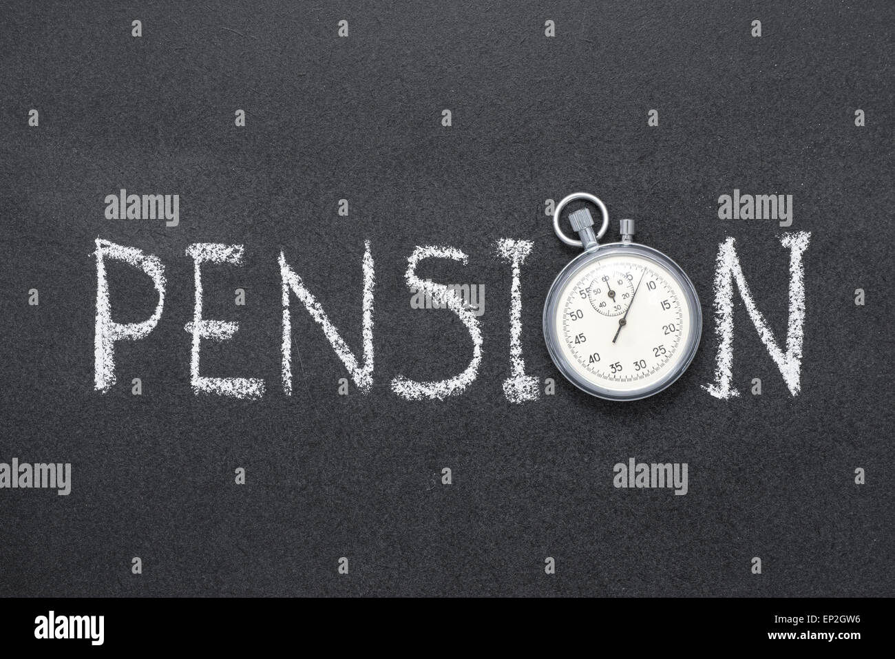 Pension parola manoscritta su lavagna con vintage cronometro preciso utilizzato al posto di o Foto Stock