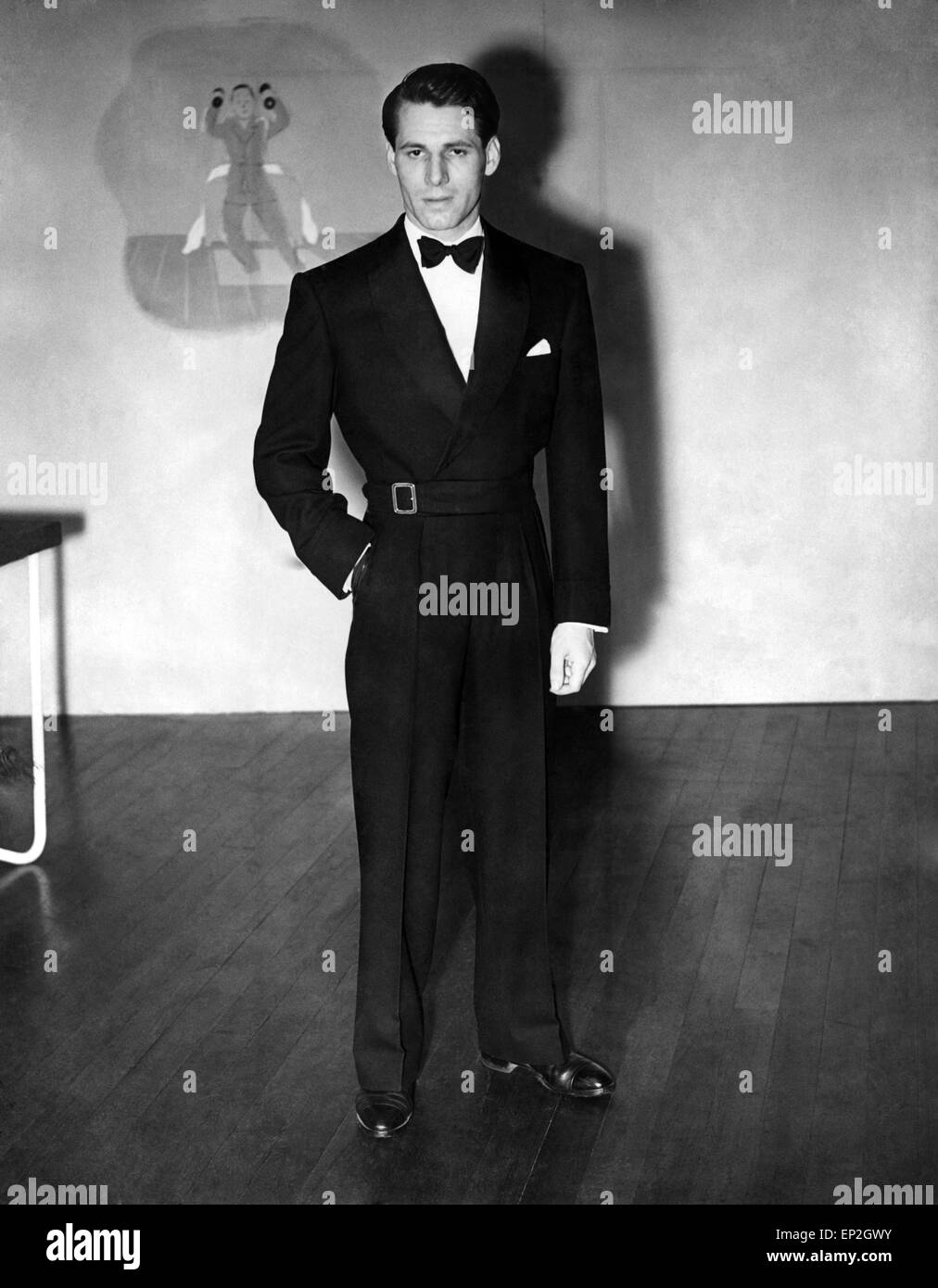 Abbigliamento: moda: Menswear: Cena e eveningwear: Mostra di menswear moderno ad Austin Reed, Ltd., che apre al pubblico il lunedì 3 giugno per un mese. La mostra sarà aperta da Sir Stafford Cripps. Il nuovo blu mezzanotte abito da sera con la battaglia abito camicetta camicia (vista frontale). Maggio 1947 Foto Stock