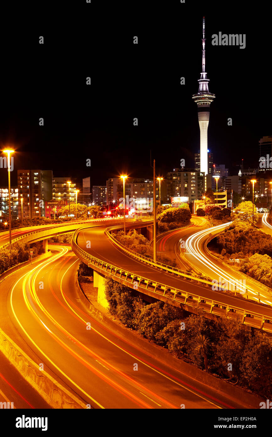 Autostrade e Skytower, Auckland, Isola del nord, Nuova Zelanda Foto Stock