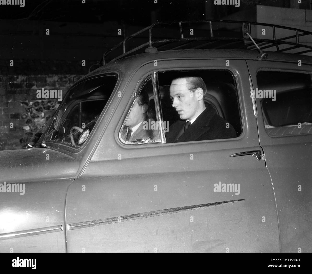 Edward Douglas-Scott-Montagu, terzo Barone Montagu di Beaulieu, foglie Winchester Crown Court di auto, 15 dicembre 1953. Foto Stock