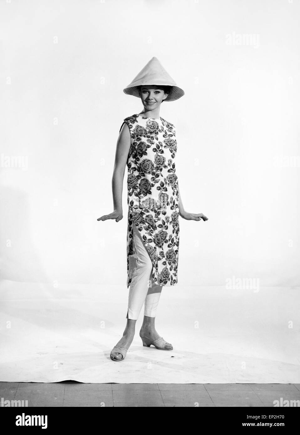 Abbigliamento: moda: Beachwear: donna che indossa abiti di balneazione e il cappuccio. Modello: Meriel Weston. Foto Stock