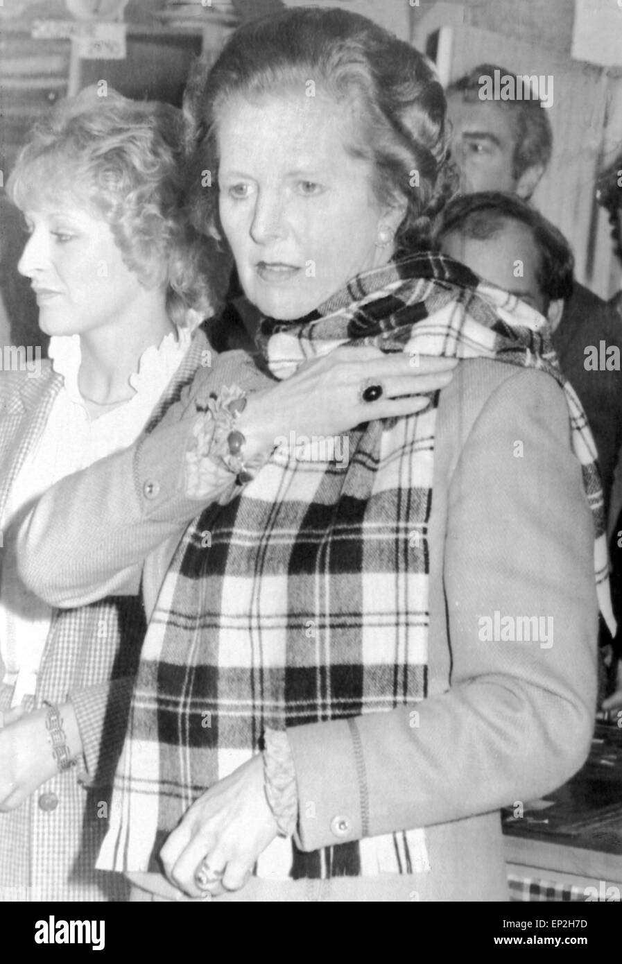 Margaret Thatcher PM cerca su una sciarpa tartan a Elgin Scozia, Giugno 1983. Foto Stock