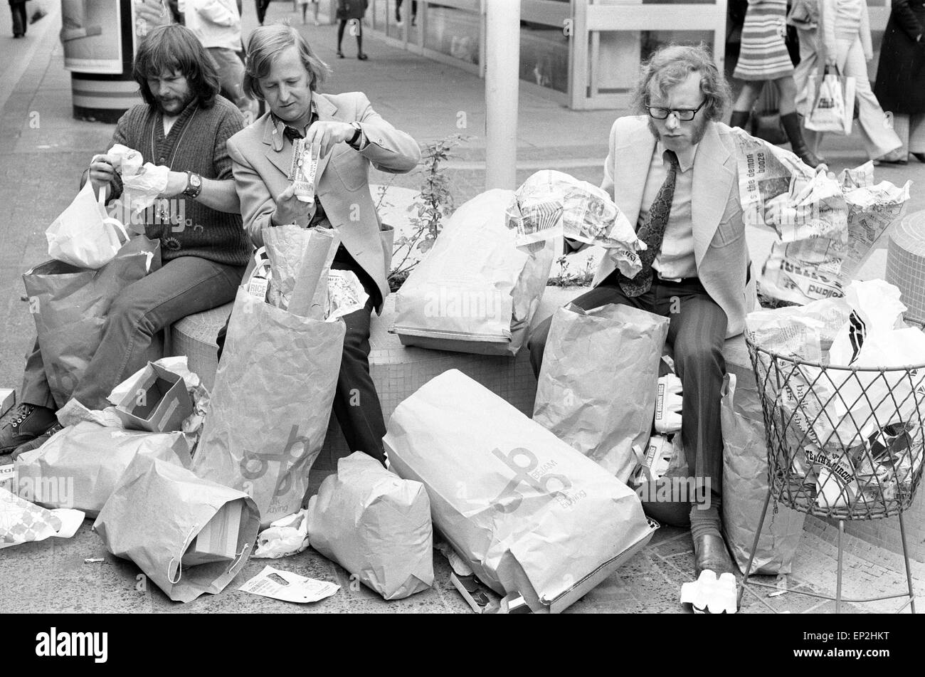 Il goodies, catturare una sequenza per la nuova BBC programma 'Dproprio a massa', raffigurato al di fuori di Shepherds Bush Shopping, sabato 13 maggio 1972. Il Trio Goodies sono Tim Brooke-Taylor, Graeme Garden & Bill Oddie. La sequenza è di dimostrare i mali di overpackaging presso supermercati. Foto Stock