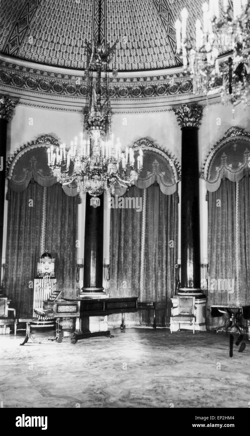 Vista interna del Buckingham Palace che mostra la stanza della musica, circa nel 1960. Foto Stock