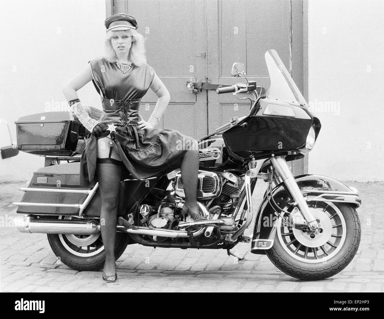 Ventidue anni di Kim Jones che ha fatto un record chiamato 'quando sei un disturbatore' con un gruppo Harley D e il calcio inizi, pone accanto a un Harley Davidson Moto. Il 26 luglio 1983. Foto Stock