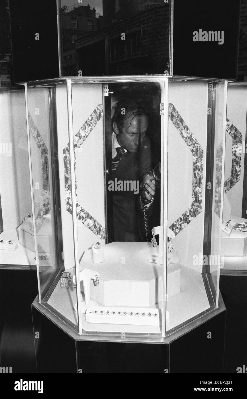 La polizia di finger print esperti lavorano nella parte posteriore della scatola del display dal quale il Marlborough diamond è stata presa. Il Graaf gioiellerie 11/09/1980. Foto Stock La polizia di finger print esperti lavorano nella parte posteriore della scatola del display dal quale il Marlborough diamond è stata presa. Il Graaf gioiellerie 11/09/1980. Foto Stock