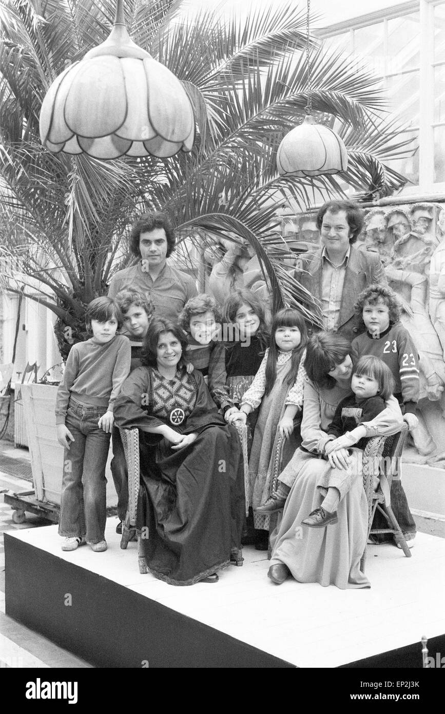 Benny Gallagher & Graham Lyle, del gruppo di musica Gallagher & Lyle, raffigurato con le loro famiglie a Shepperton Studios dove sono le prove, 11 gennaio 1977. Foto Stock