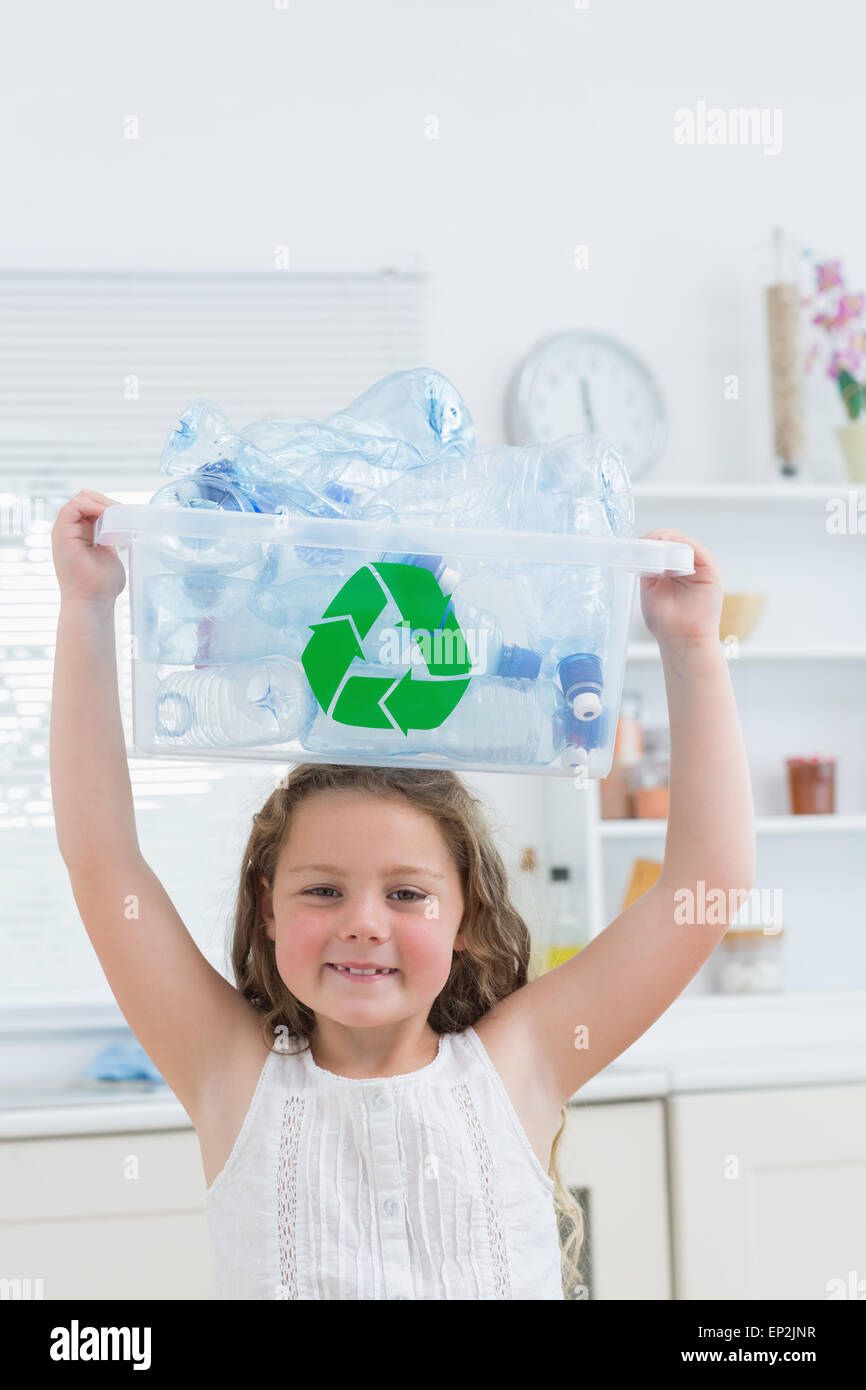 Ragazza con cassa con materie plastiche sul suo capo Foto Stock