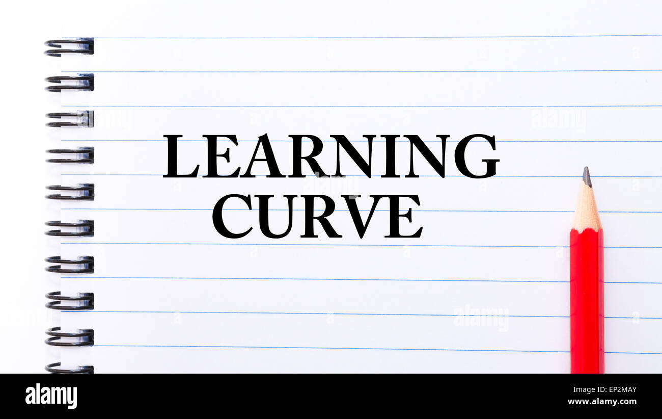 La curva di apprendimento testo scritto sulla pagina del notebook, matita rossa sulla destra. Motivazionali di Concetto di immagine Foto Stock