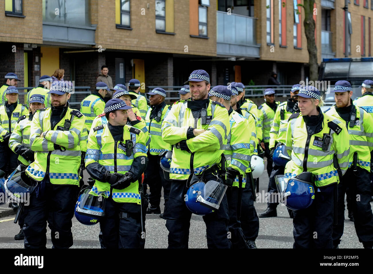 I funzionari di polizia; sotto forma di un cordone come anti-fascisti si riuniscono per protestare contro un marzo detenute dall'Inglese Lega di difesa. Foto Stock