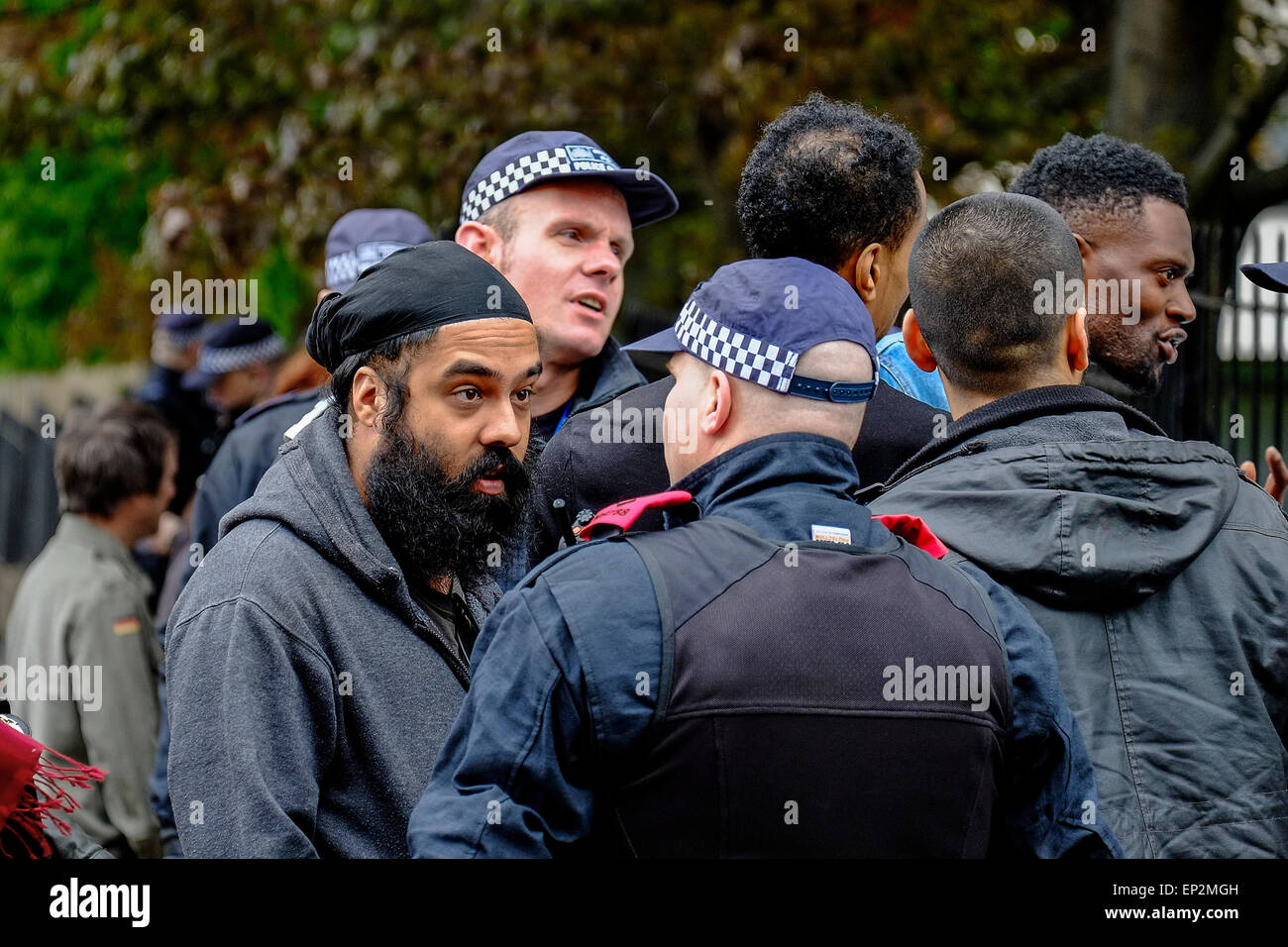 Anti-fascisti esprimono la loro rabbia contro un marzo detenute dall'Inglese Lega di difesa. Foto Stock