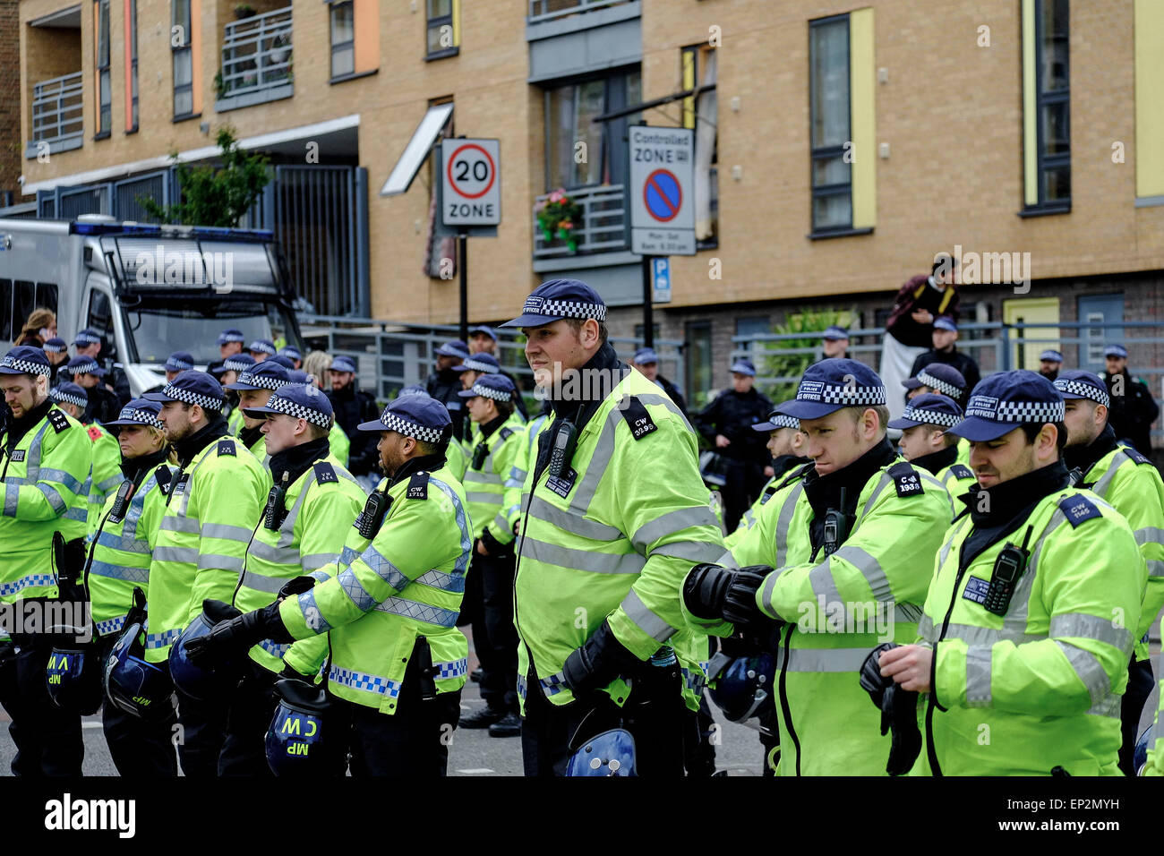 Britains poliziotto più alto, PC. Anthony Wallyn, costituisce parte di un cordone come anti-fascisti si riuniscono per protestare contro un marzo terrà b Foto Stock