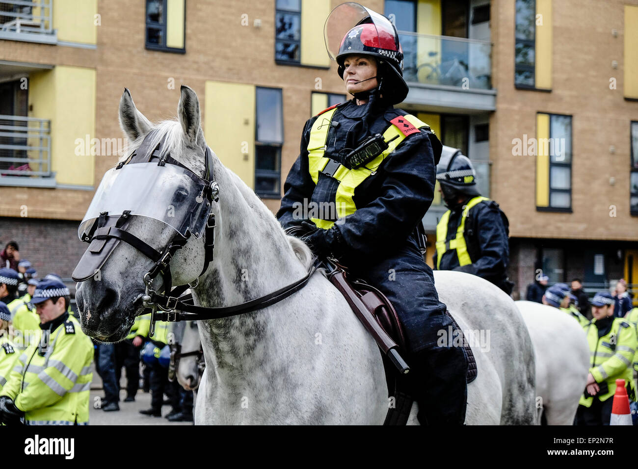 Montato a cavallo di polizia Flintlock costituisce parte di un cordone come anti-fascisti si riuniscono per protestare contro un marzo detenute dall'EDL. Foto Stock