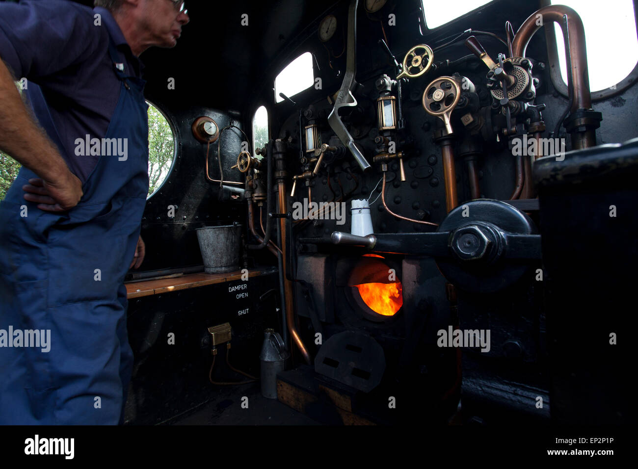 Driver del treno su una locomotiva a vapore a Keighley e Worth Valley Railway, nello Yorkshire, Gran Bretagna Foto Stock Driver del treno su una locomotiva a vapore a Keighley e Worth Valley Railway, nello Yorkshire, Gran Bretagna Foto Stock