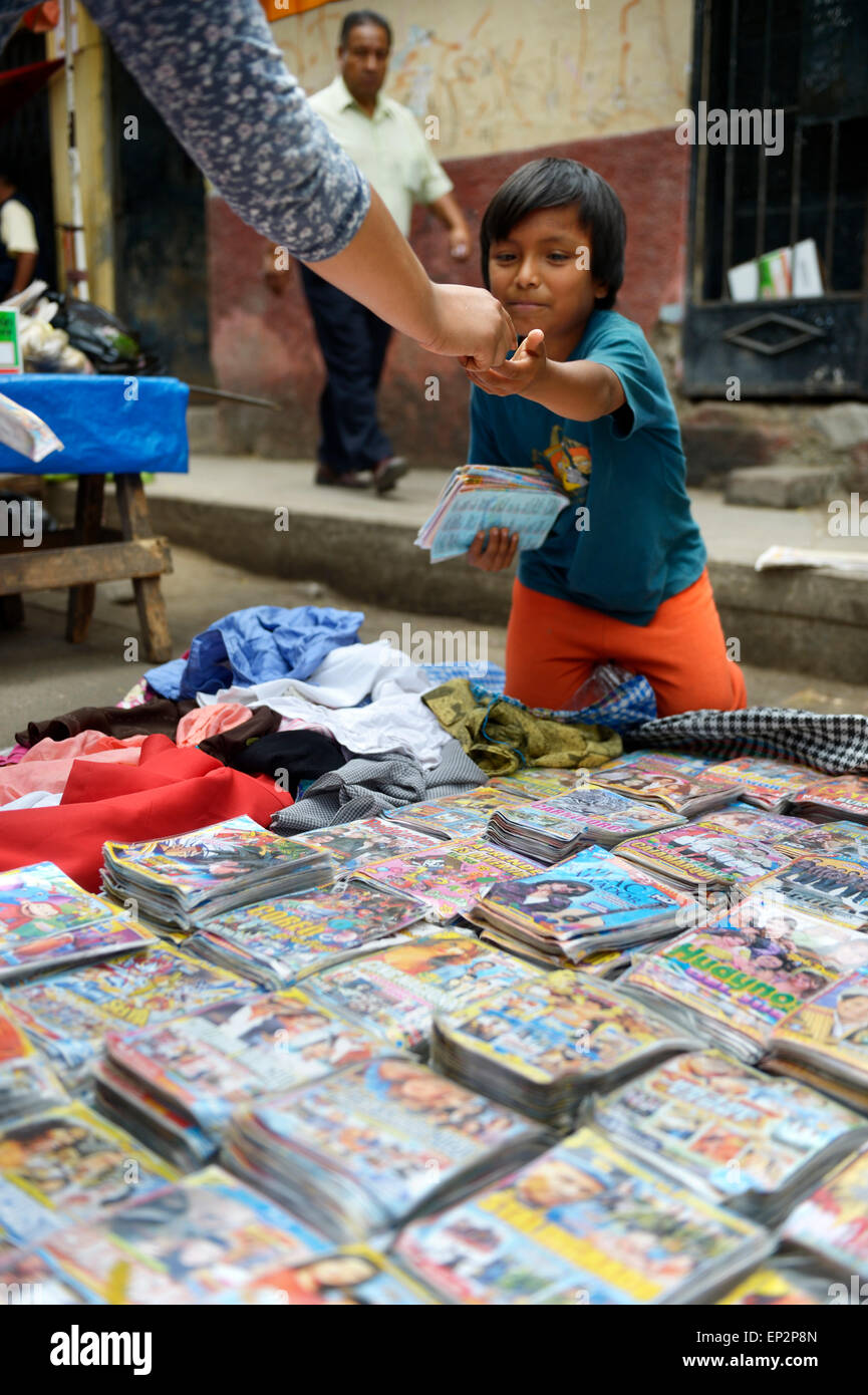 Il Perù, Lima, ragazzo la vendita di copie pirata di film Foto Stock