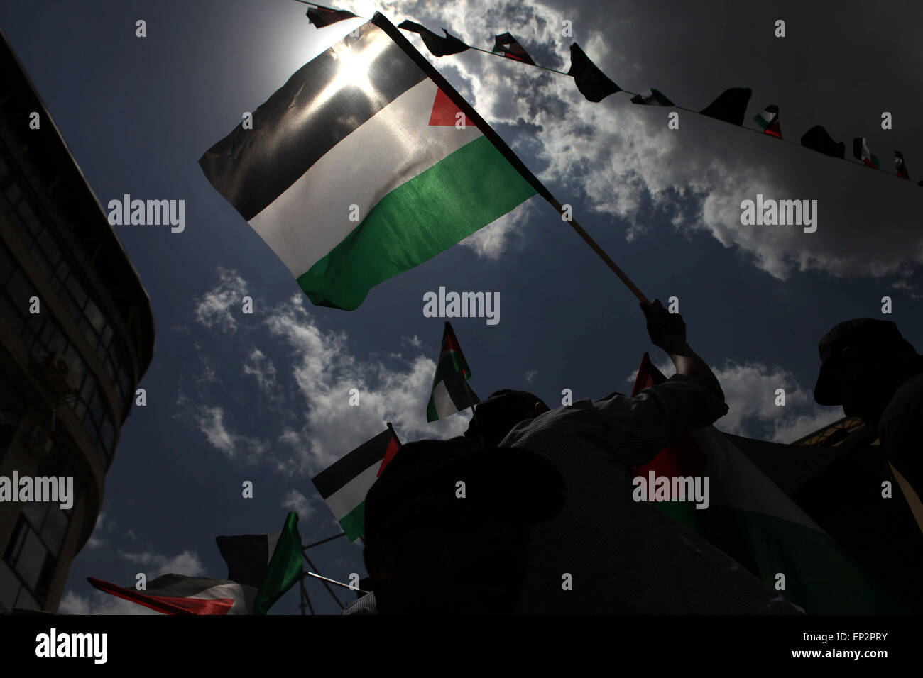 Ramallah, West Bank, Territorio palestinese. 13 Maggio, 2016. Palestinesi bandiere in attesa durante una marcia avanti delle commemorazioni della sessantasettesima anniversario della ''La Nakba'', in Cisgiordania città di Ramallah il 13 maggio 2015. ''La Nakba'' significa in arabo "catastrofe" in riferimento alla nascita dello Stato di Israele 67 anni fa in British-Palestina mandataria, che ha causato lo sfollamento di centinaia di migliaia di palestinesi che sono fuggiti o sono stati cacciati dalle loro case durante la guerra del 1948 su Israele per la creazione © Shadi Hatem APA/images/ZUMA filo/Alamy Live News Foto Stock