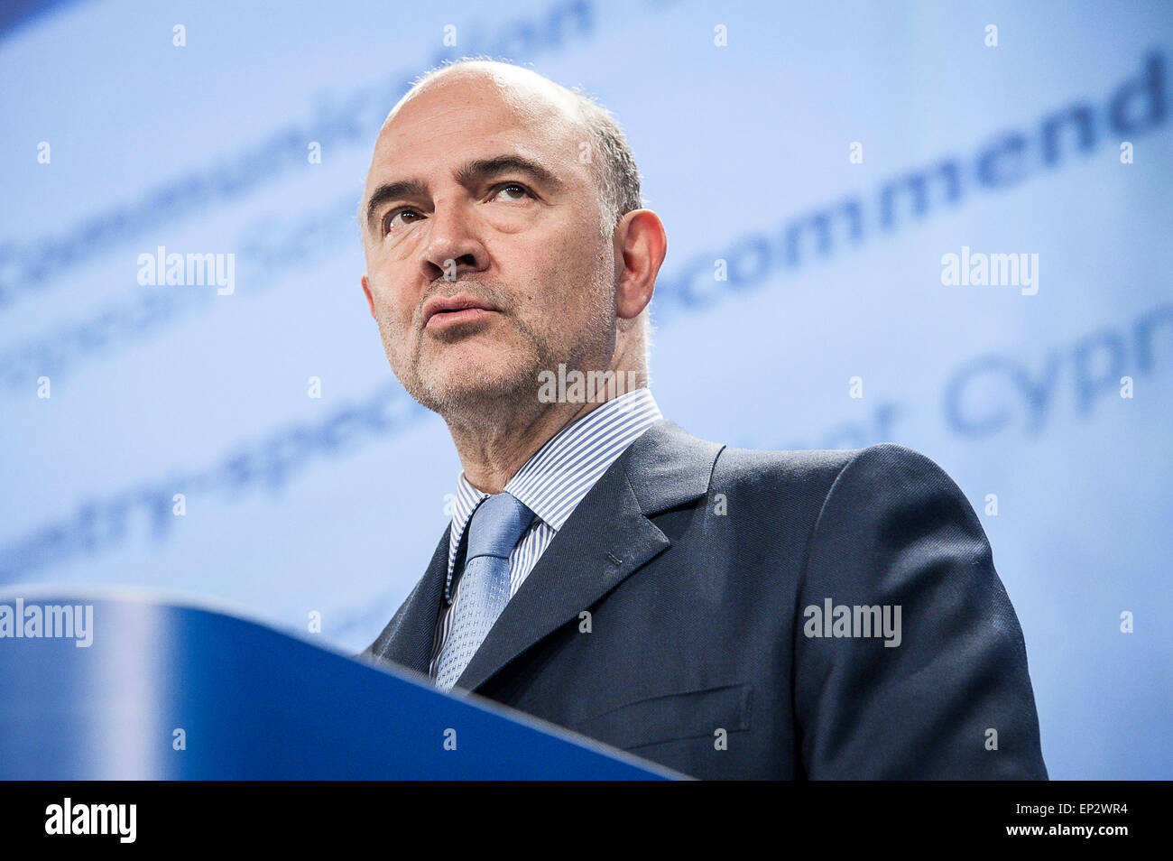 Pierre Moscovici, Commissario UE per gli affari economici e finanziari, la Fiscalità e unione doganale tiene una conferenza stampa sulla governance economica e di decisioni del 2015 delle raccomandazioni specifiche per paese alla sede centrale della Commissione europea a Bruxelles, in Belgio il 13.05.2015 da Wiktor Dabkowski Foto Stock