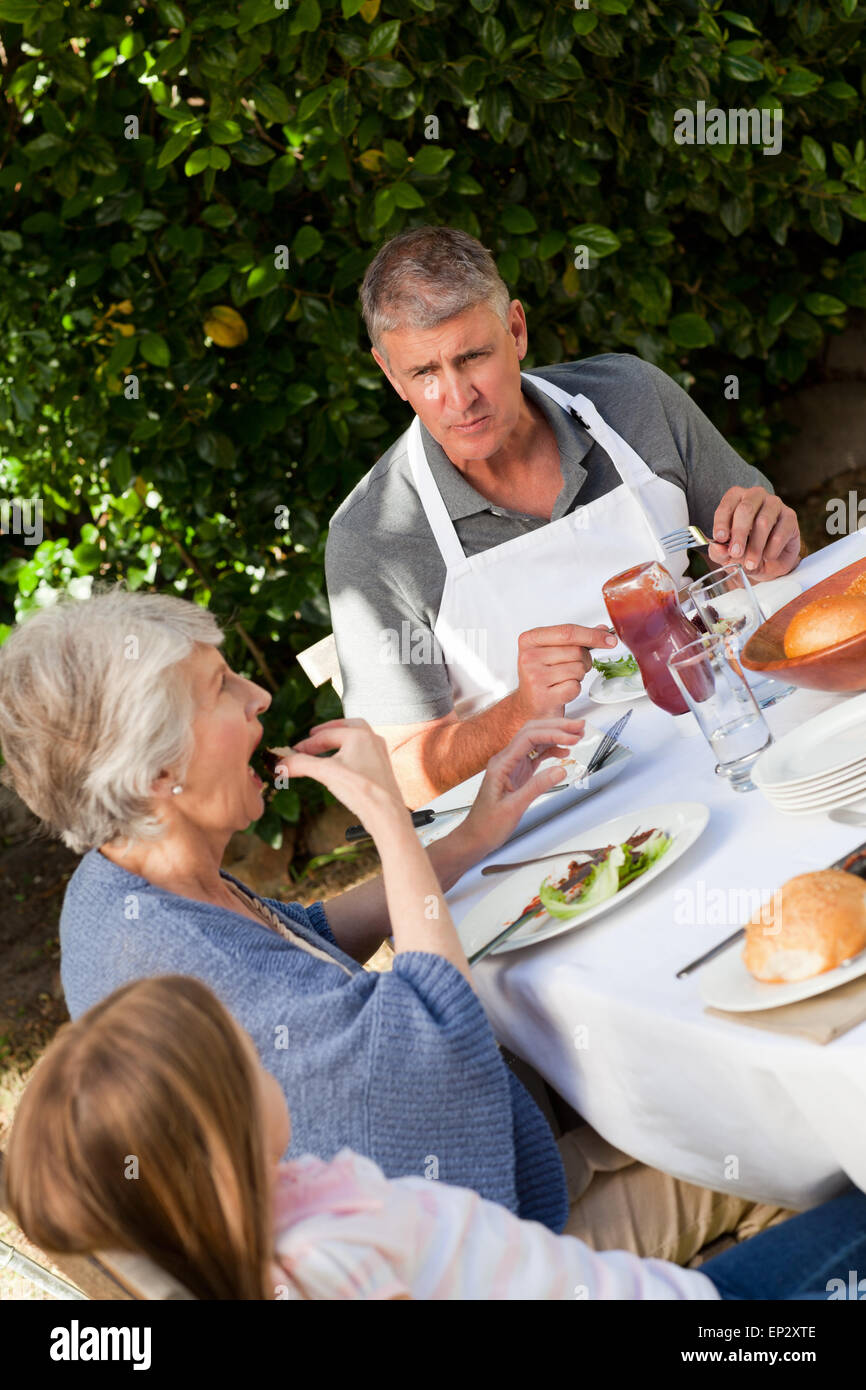 Famiglia adorabile di mangiare in giardino Foto Stock