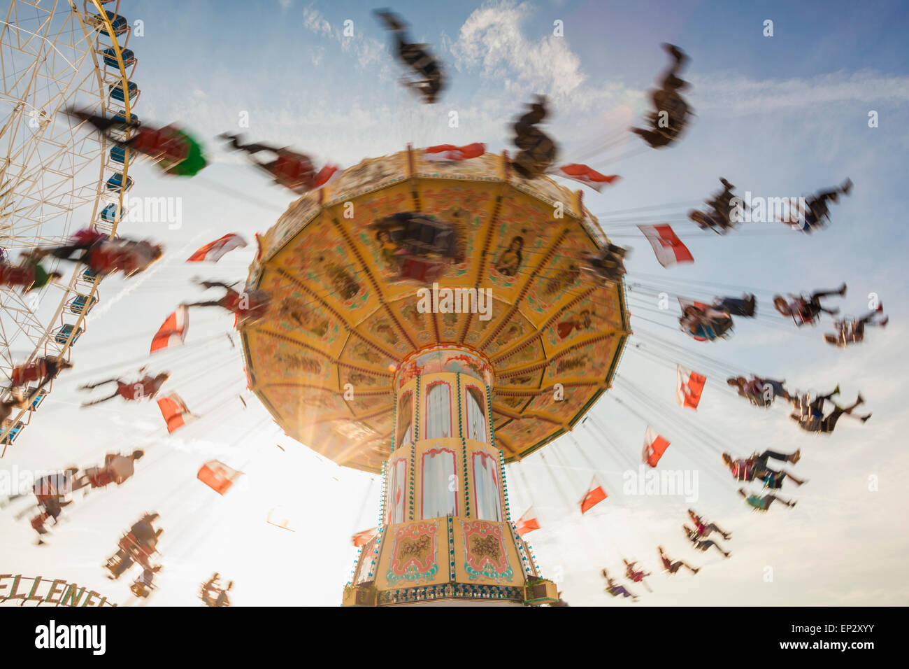 Germania, Stoccarda, ruota panoramica Ferris e chairoplane al Cannstatter Wasen fiera Foto Stock