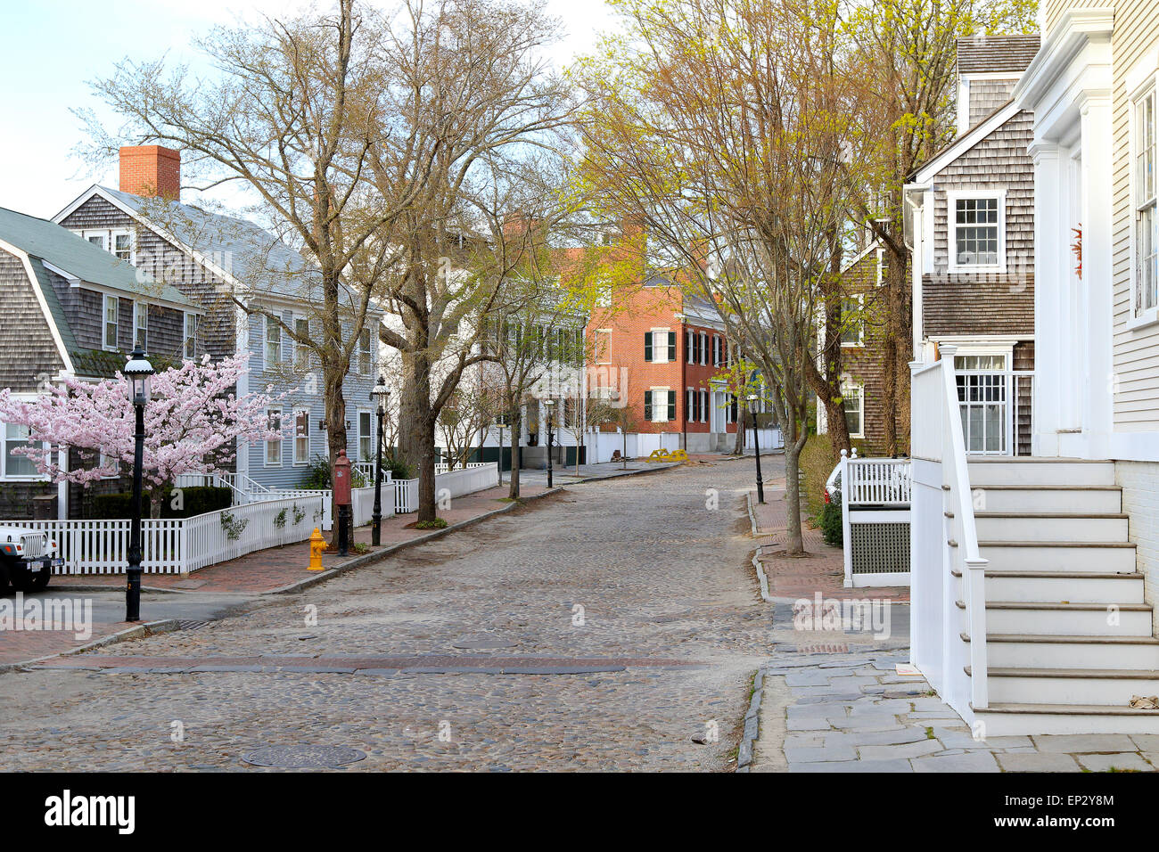 Nantucket Massachusetts su Nantucket Island. Il centro di scena con acciottolate, strada di ciottoli e vecchie case. Foto Stock