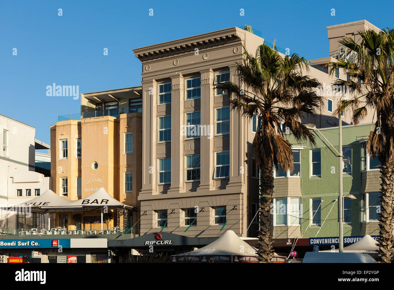 Art Deco Bondi Beach Apartments su Campbell Parade di Sydney, Australia,13 maggio 2015. Foto Stock