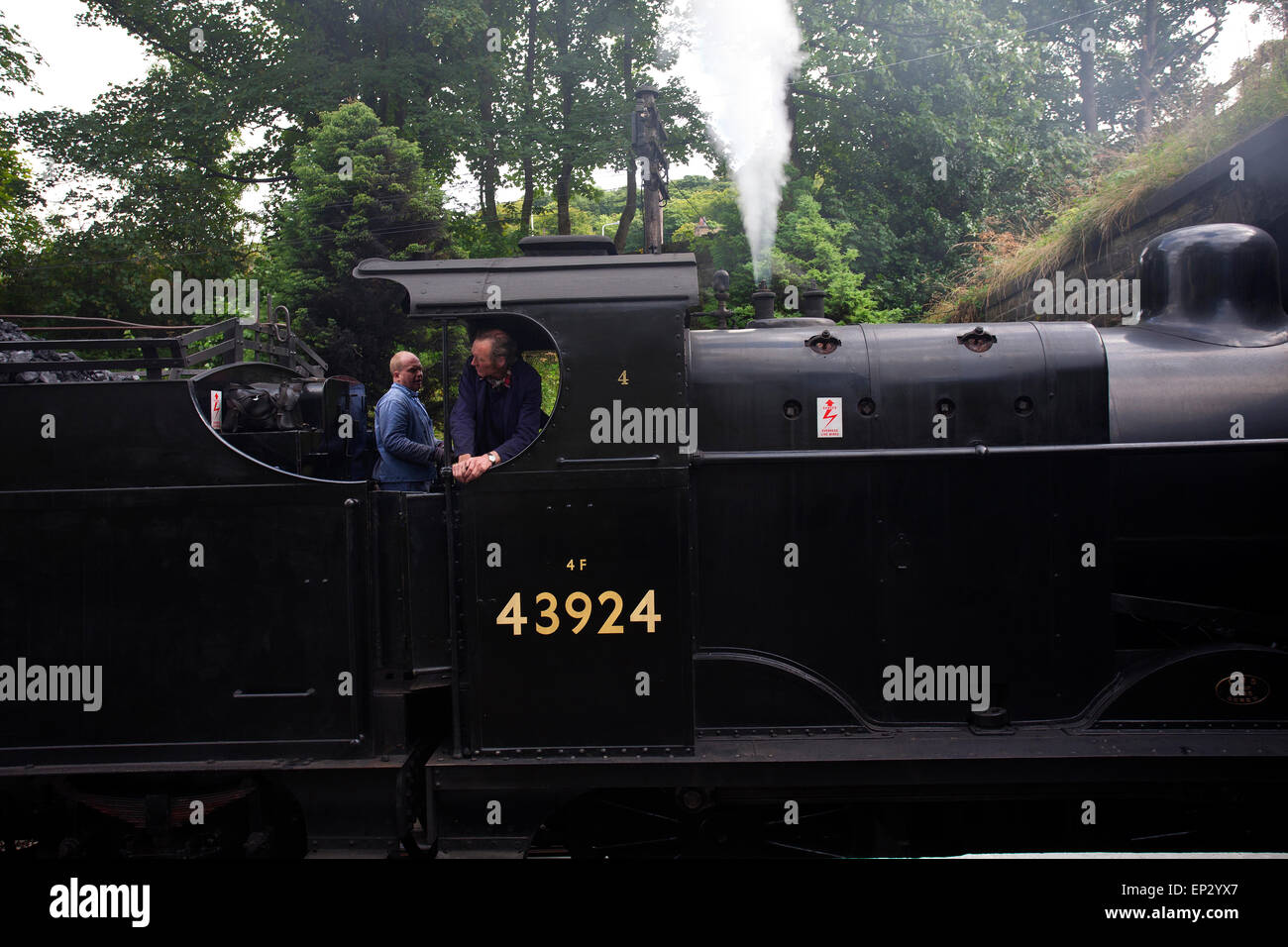 Driver del treno su una locomotiva a vapore a Keighley e Worth Valley Railway, nello Yorkshire, Gran Bretagna Foto Stock Driver del treno su una locomotiva a vapore a Keighley e Worth Valley Railway, nello Yorkshire, Gran Bretagna Foto Stock