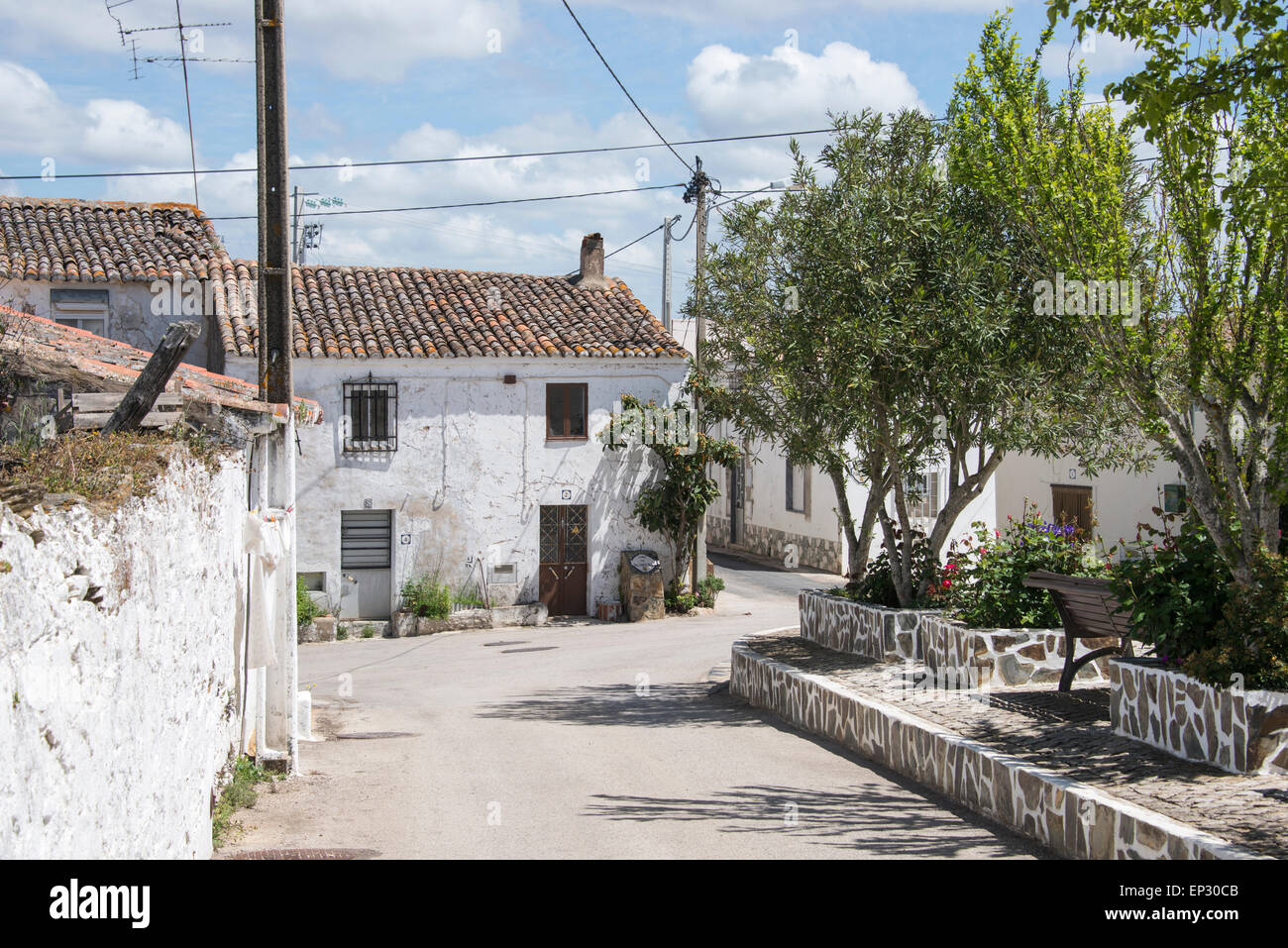 Ameixial tipiche case bianche in portoghese villaggio nel nord dell'Algarve Foto Stock