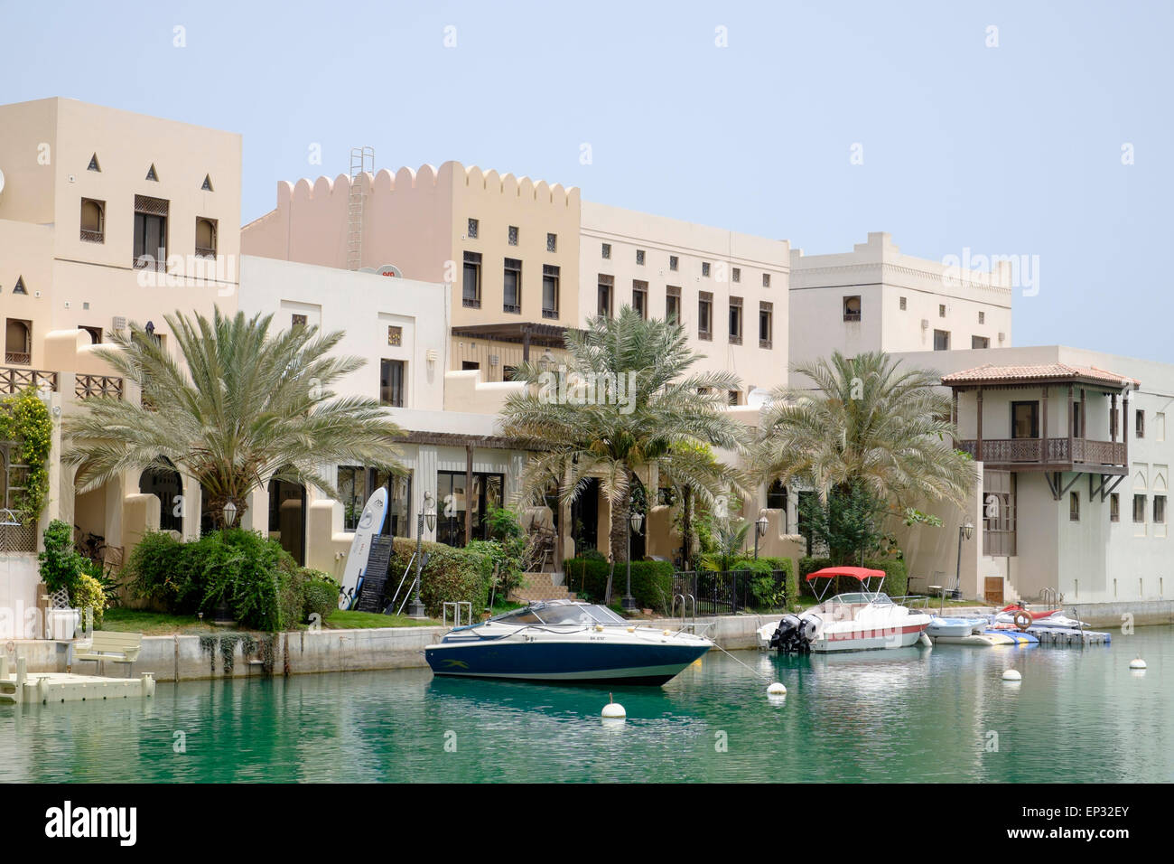 Luxury lato canale Ville in città galleggiante nella nuova zona residenziale di sviluppo immobiliare a Amwaj isola nel Regno del Bahrein Foto Stock