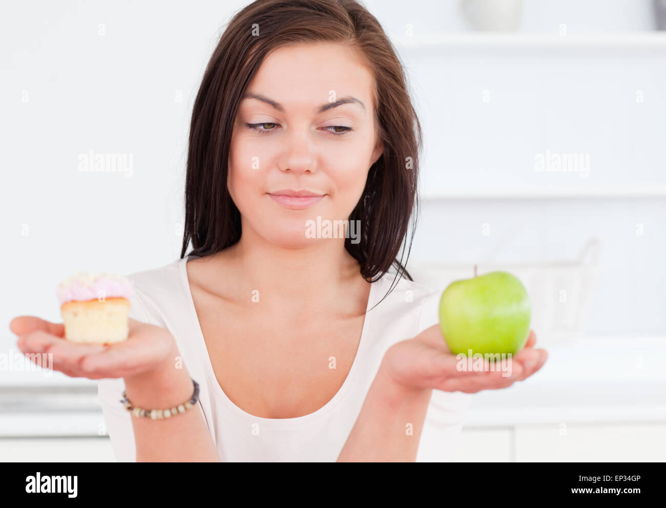 Carino donna con una mela e un pezzo di torta Foto Stock