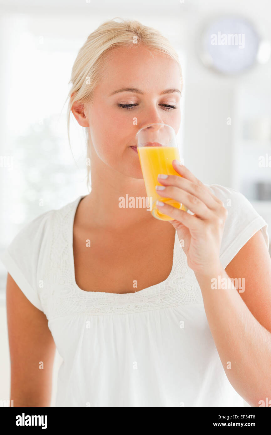 Ritratto di una donna di bere succo di frutta Foto Stock