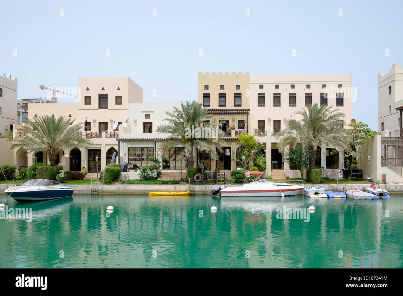 Luxury lato canale Ville in città galleggiante nella nuova zona residenziale di sviluppo immobiliare a Amwaj isola nel Regno del Bahrein Foto Stock