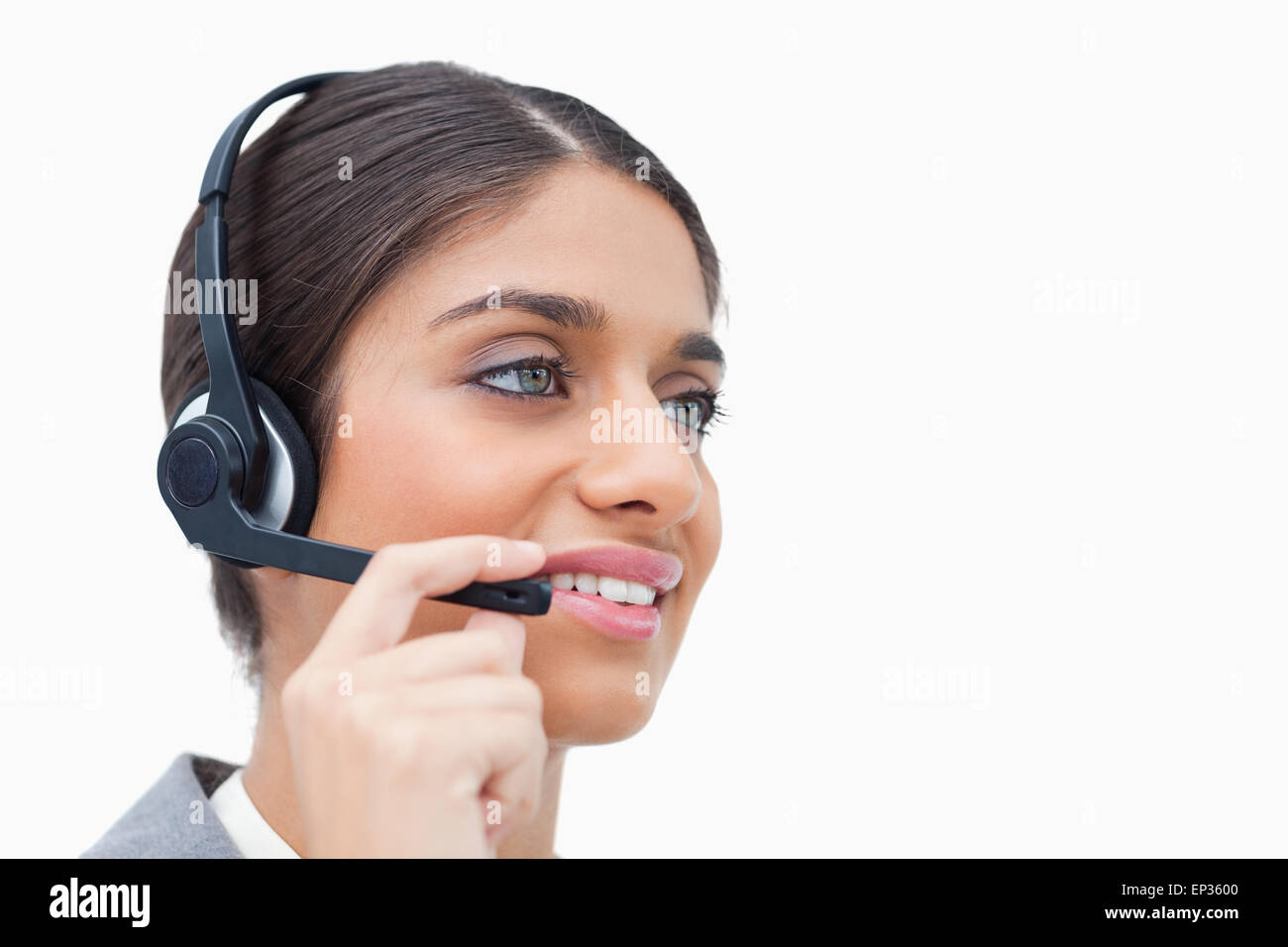 Vista laterale della femmina di agenti del call center con cuffia Foto Stock