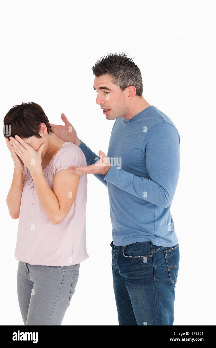 Donna che piange mentre il marito sta cercando di spiegare se stesso Foto Stock