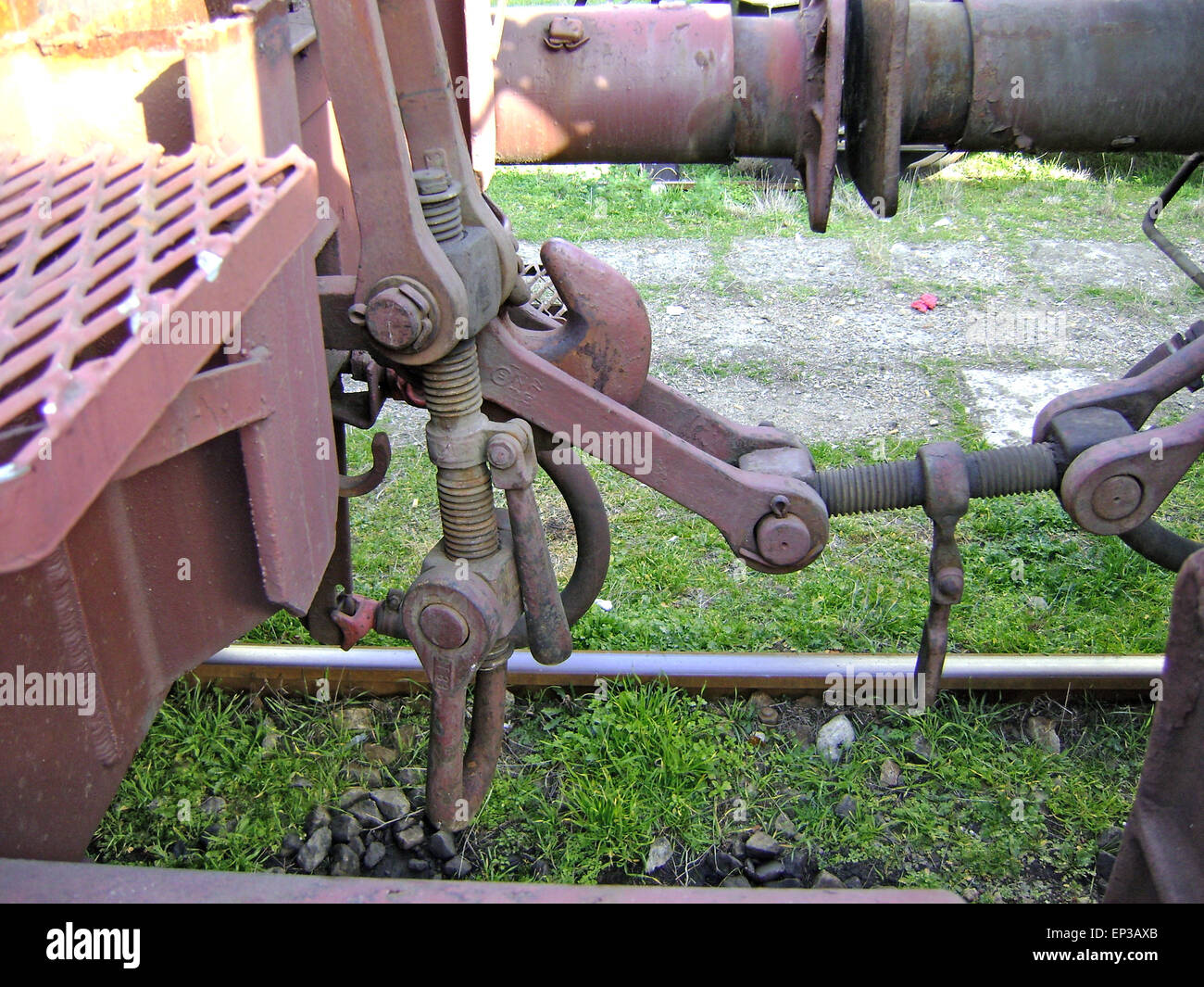 Agganciate i vagoni ferroviari caricati con vari materiali ferroviari. Foto Stock