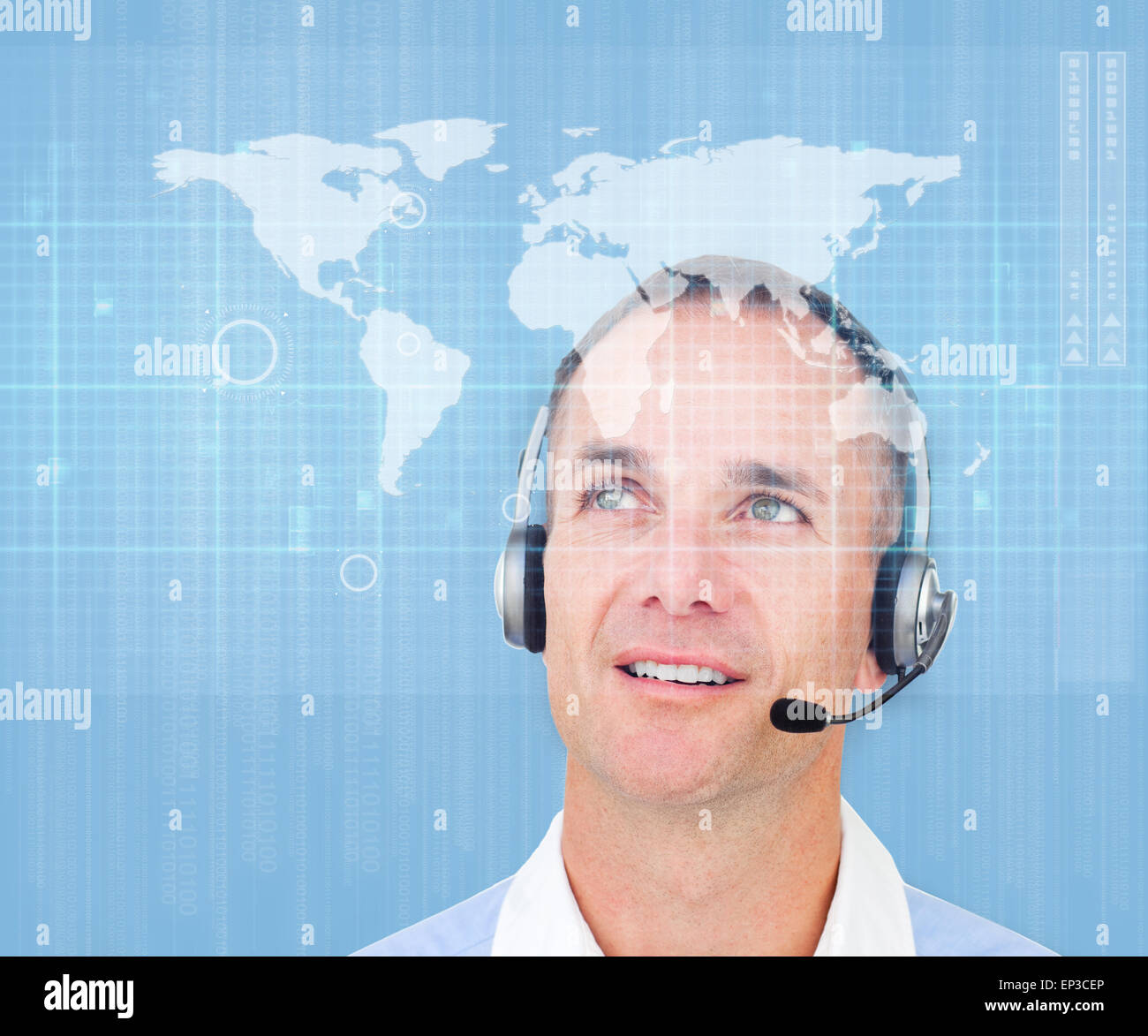 Uomo sorridente indossando un auricolare Foto Stock