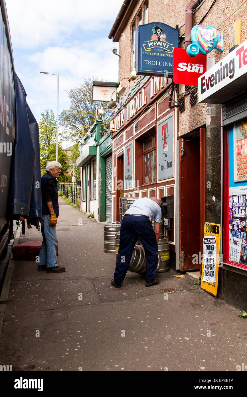 Il Troll Inn è un piccolo locale pub Scozzese eseguire dalla fabbrica di birra Scozzese Ltd ed è situato a 17 Arklay Street Dundee. Il loro pomeriggio le consegne di ales e le birre sono state consegnate in tempo per il pub locali e vendono tradizionali Scottish Ales da toccare. Arklay Street è intitolato alla memoria di David Arklay di Pasqua Clepington, morto nel 1822, e fu succeduto da suo figlio Pietro Arklay di Dunninald. Clepington è venuto a Pietro secondo figlio, Robert, che ha venduto nel 1856 a William Neish di Tannadice, chi feued la maggior parte della Pasqua Clepington motivi. Credito: Dundee fotografico/Alamy Live News Foto Stock