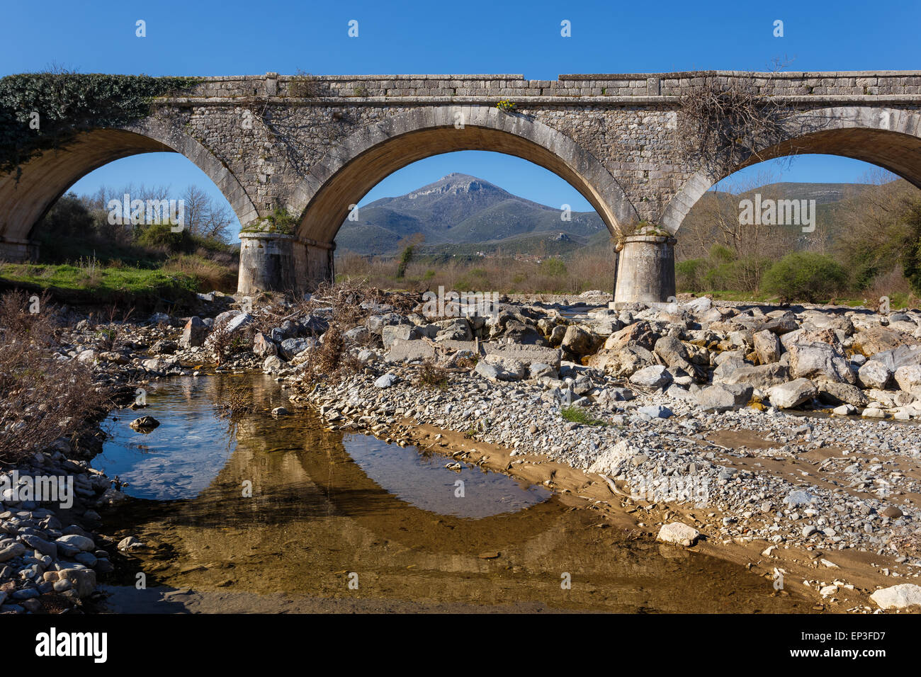 Vintage vecchio ponte di pietra sul Karnionas (o) Xerilas fiume vicino a villaggio Leontari in Arcadia, Grecia Foto Stock