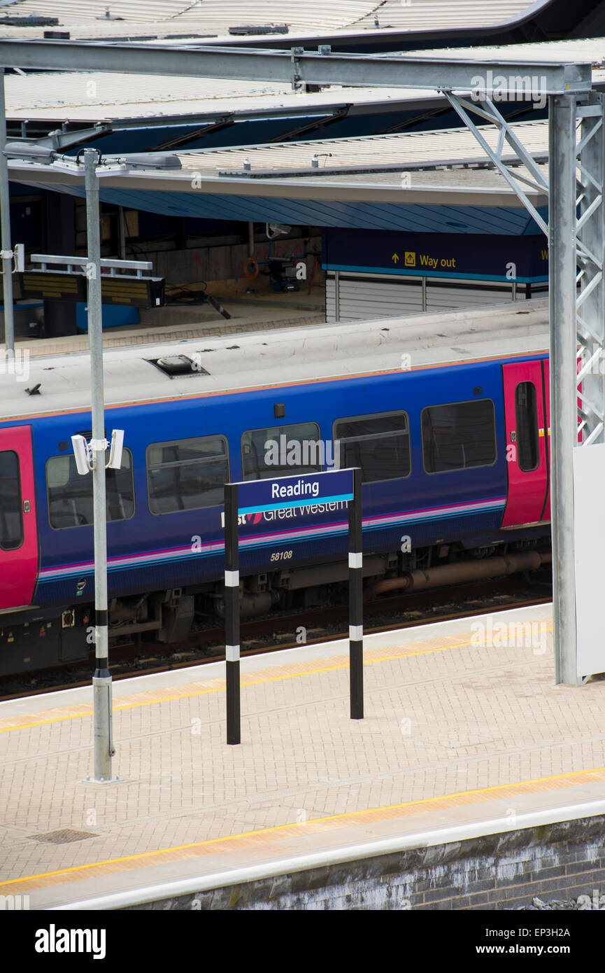 Primo grande treno occidentale in attesa presso la lettura di stazione ferroviaria, Inghilterra. Foto Stock