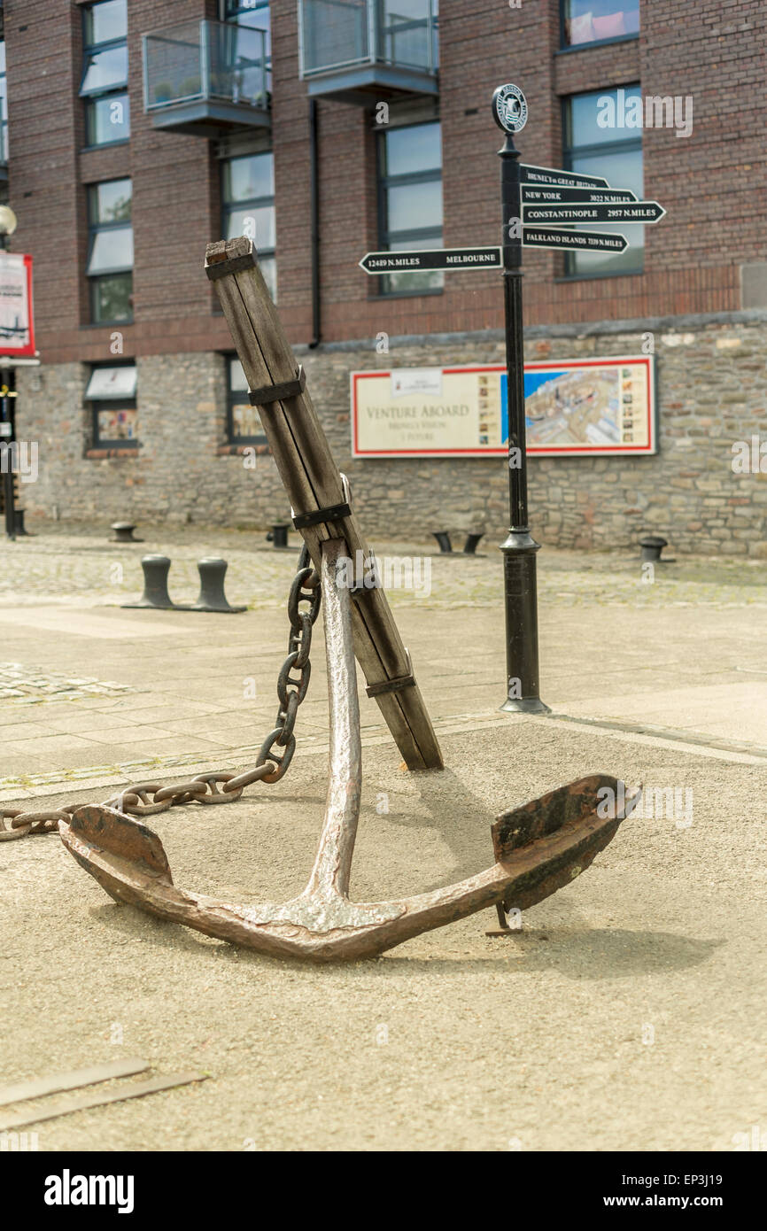 Un dispositivo di ancoraggio delle navi a Wapping Wharf dal Maritime Heritage Centre al porto di galleggiante a Bristol, Inghilterra, Regno Unito Foto Stock