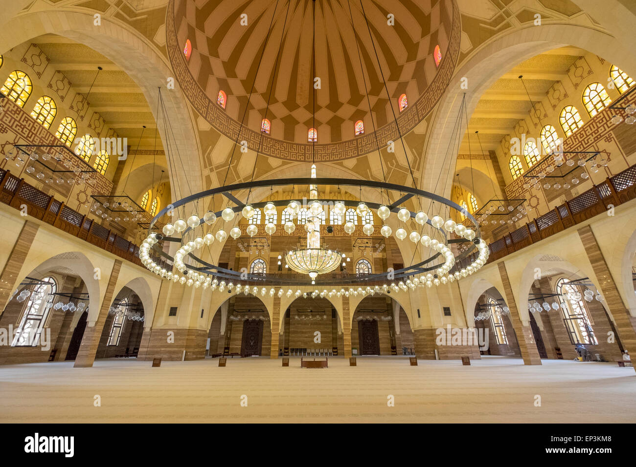 Interni ornati di Al Fateh grande moschea nel Regno del Bahrein Foto Stock