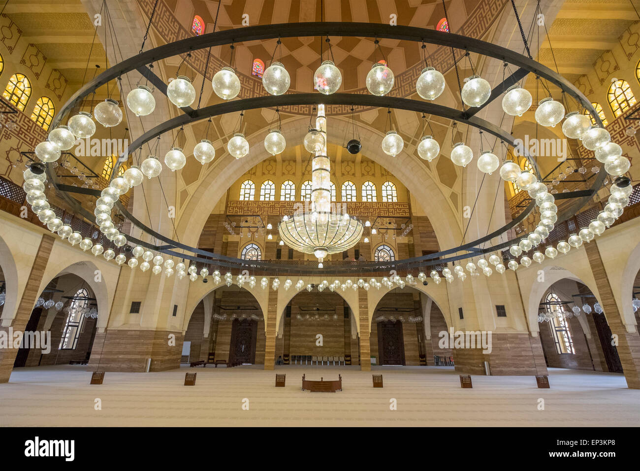 Interni ornati di Al Fateh grande moschea nel Regno del Bahrein Foto Stock